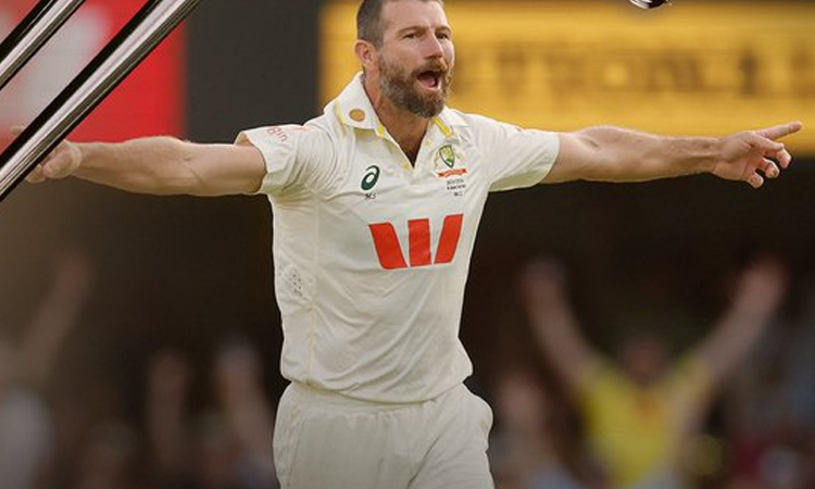 ஆஷஸ் 2-வது டெஸ்ட்: ஆஸ்திரேலிய அணிக்கு எளிய இலக்கு நிர்ணயித்த இங்கிலாந்து