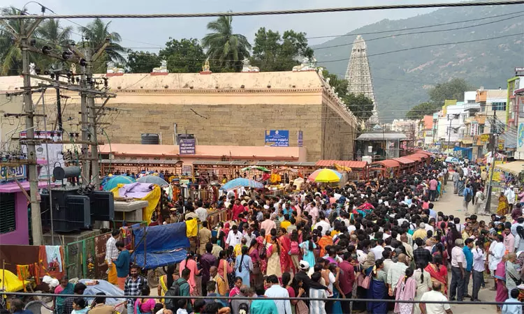 திருவண்ணாமலையில் குவிந்த பக்தர்கள்.. 7 மணி நேரம் வரிசையில் காத்திருந்து தரிசனம் திருவண்ணாமலையில் குவிந்த பக்தர்கள்.. 7 மணி நேரம் வரிசையில் காத்திருந்து தரிசனம்