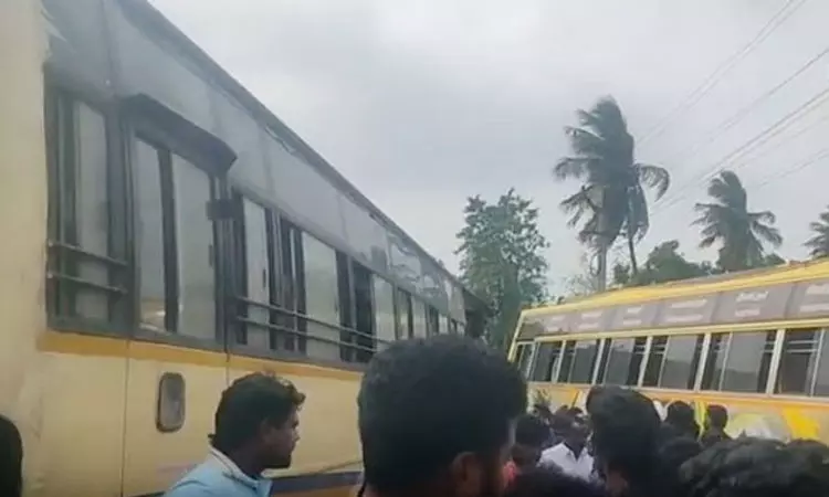 தனியார் பேருந்து - அரசு பேருந்து நேருக்கு நேர் மோதி விபத்து தனியார் பேருந்து - அரசு பேருந்து நேருக்கு நேர் மோதி விபத்து