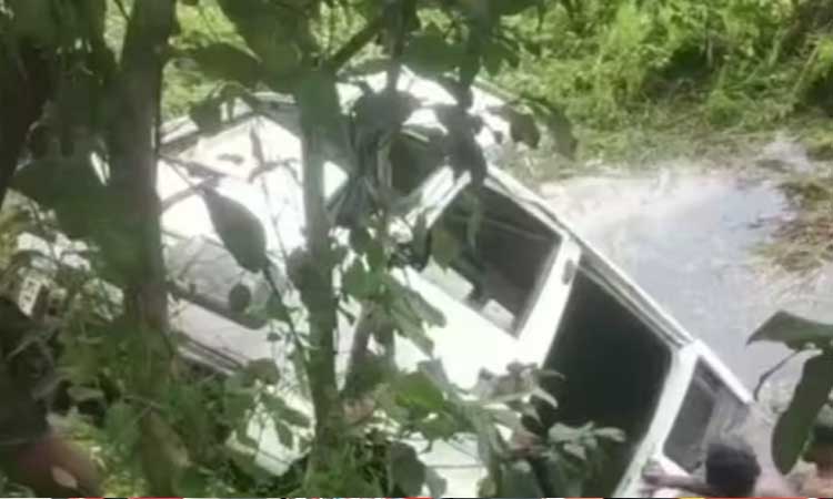 கேரளா: குளத்திற்குள் பாய்ந்த கம்யூனிஸ்ட் கட்சி வேட்பாளரின் பிரசார வாகனம்