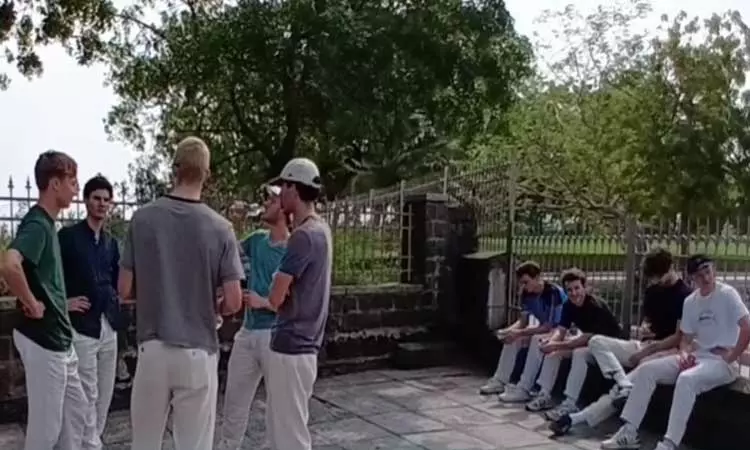 மாமல்லபுரத்தை சுற்றிப் பார்க்க பரிந்துரை கடிதம் இல்லாததால் வெளியே நிறுத்தி வைக்கப்பட்ட சுவிட்சர்லாந்து ஆக்கி வீரர்கள் மாமல்லபுரத்தை சுற்றிப் பார்க்க பரிந்துரை கடிதம் இல்லாததால் வெளியே நிறுத்தி வைக்கப்பட்ட சுவிட்சர்லாந்து ஆக்கி வீரர்கள்