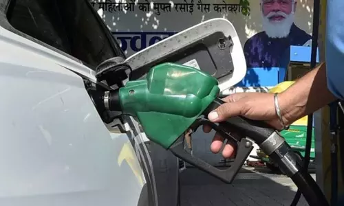 சென்னையில் இன்றைய பெட்ரோல், டீசல் விலை நிலவரம் சென்னையில் இன்றைய பெட்ரோல், டீசல் விலை நிலவரம்