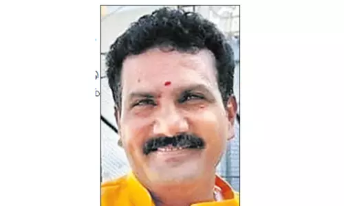 தொண்டையில் பேரிச்சம் பழம் சிக்கி தெலுங்குதேசம் கட்சி தொண்டர் பலி தொண்டையில் பேரிச்சம் பழம் சிக்கி தெலுங்குதேசம் கட்சி தொண்டர் பலி