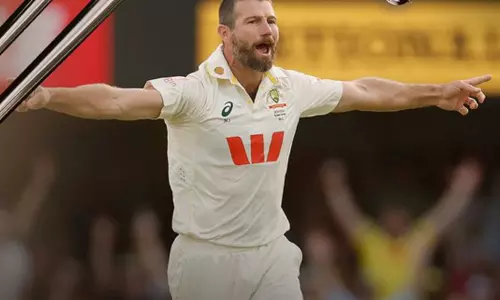 ஆஷஸ் 2-வது டெஸ்ட்: ஆஸ்திரேலிய அணிக்கு எளிய இலக்கு நிர்ணயித்த இங்கிலாந்து