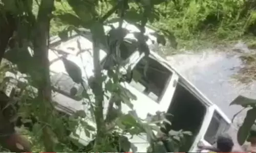 கேரளா: குளத்திற்குள் பாய்ந்த கம்யூனிஸ்ட் கட்சி வேட்பாளரின் பிரசார வாகனம் கேரளா: குளத்திற்குள் பாய்ந்த கம்யூனிஸ்ட் கட்சி வேட்பாளரின் பிரசார வாகனம்