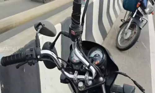 ரீல்ஸ் எடுத்தபடி பைக்கில் சென்ற இளைஞர்களால் விபத்து - 5 பேர் காயம் ரீல்ஸ் எடுத்தபடி பைக்கில் சென்ற இளைஞர்களால் விபத்து - 5 பேர் காயம்