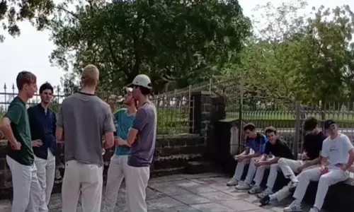 மாமல்லபுரத்தை சுற்றிப் பார்க்க பரிந்துரை கடிதம் இல்லாததால் வெளியே நிறுத்தி வைக்கப்பட்ட சுவிட்சர்லாந்து ஆக்கி வீரர்கள் மாமல்லபுரத்தை சுற்றிப் பார்க்க பரிந்துரை கடிதம் இல்லாததால் வெளியே நிறுத்தி வைக்கப்பட்ட சுவிட்சர்லாந்து ஆக்கி வீரர்கள்