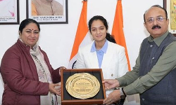 பிரத்திகா ராவலுக்கு ரூ.1.5 கோடி பரிசுத் தொகை வழங்கிய டெல்லி முதல்-மந்திரி பிரத்திகா ராவலுக்கு ரூ.1.5 கோடி பரிசுத் தொகை வழங்கிய டெல்லி முதல்-மந்திரி