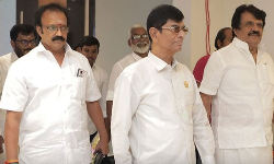 விஜய் தந்தையுடன் காங்கிரஸ் பிரமுகர் சந்திப்பு விஜய் தந்தையுடன் காங்கிரஸ் பிரமுகர் சந்திப்பு