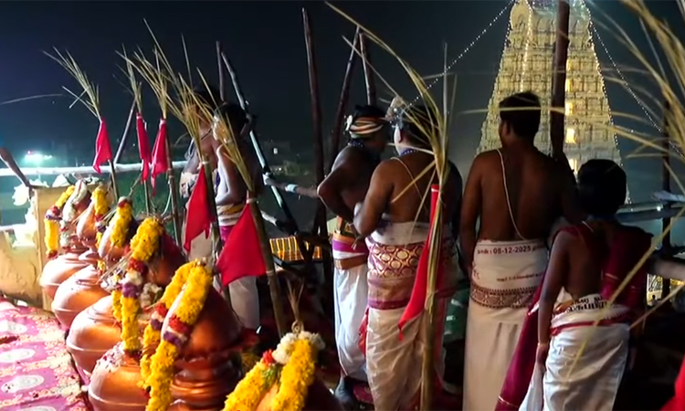 காஞ்சீபுரம் ஏகாம்பரநாதர் கோவிலில் மகா கும்பாபிஷேகம்;  சிவ.. சிவ.. கோஷங்கள் முழங்க திரளான பக்தர்கள் வழிபாடு