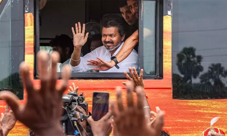 விஜய் பொதுக்கூட்டத்திற்கு போலீஸ் அனுமதி மறுப்பு: மாற்று இடம் தேர்வு செய்வதில் செங்கோட்டையன் தீவிரம் விஜய் பொதுக்கூட்டத்திற்கு போலீஸ் அனுமதி மறுப்பு: மாற்று இடம் தேர்வு செய்வதில் செங்கோட்டையன் தீவிரம்