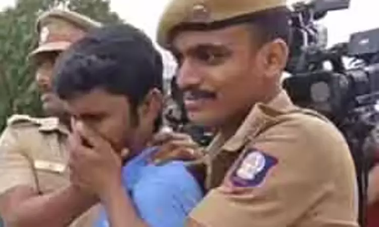 நீதிபதி தீர்ப்பிற்கு எதிராக கோஷம் எழுப்பிய தி.மு.க எம்.எல்.ஏ மகன்: எச்சரித்து அனுப்பிய போலீசார் நீதிபதி தீர்ப்பிற்கு எதிராக கோஷம் எழுப்பிய தி.மு.க எம்.எல்.ஏ மகன்: எச்சரித்து அனுப்பிய போலீசார்