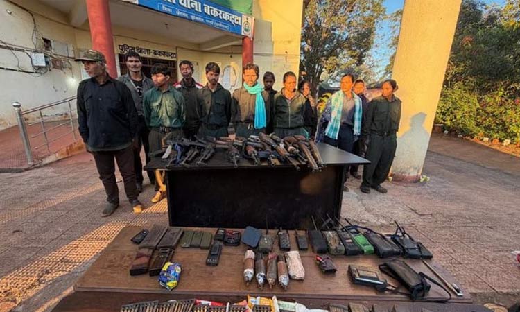 சத்தீஷ்கார்: 12 நக்சலைட்டுகள் போலீசில் சரண்