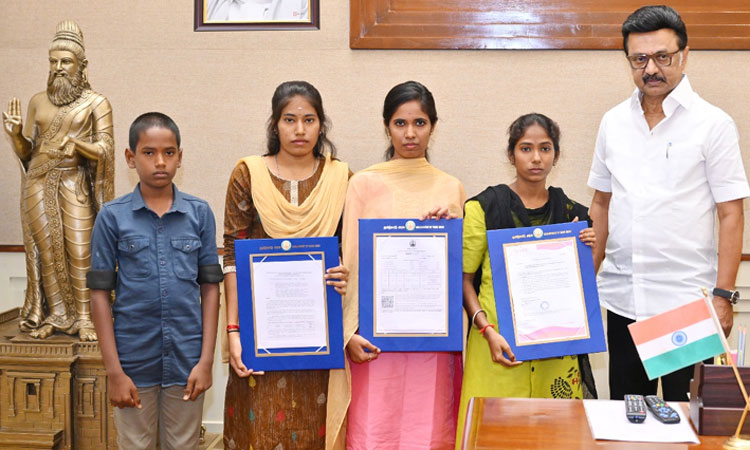 பெற்றோரை இழந்துவாடும் நான்கு குழந்தைகளுக்கு பல்வேறு நலத்திட்ட உதவிகள் - மு.க.ஸ்டாலின் வழங்கினார்