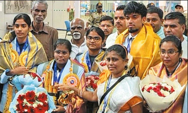 எங்களுக்கு வேற வழி தெரியல.. முதல் - அமைச்சர் சார்தான் உதவி பன்னணும்.. கேரம் சாம்பியன் கீர்த்தனாவின் தாயார் கோரிக்கை