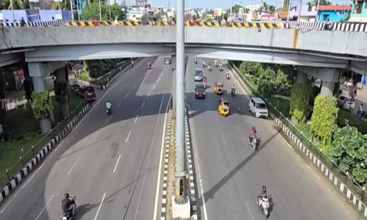 தாம்பரம் அருகே 2 இளைஞர்களை அரிவாளால் வெட்டிய கும்பல் - போலீஸ் தீவிர விசாரணை தாம்பரம் அருகே 2 இளைஞர்களை அரிவாளால் வெட்டிய கும்பல் - போலீஸ் தீவிர விசாரணை