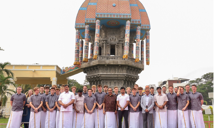 உதயநிதி ஸ்டாலினுடன் வள்ளுவர் கோட்டத்தை சுற்றி பார்த்த ஆக்கி வீரர்கள்