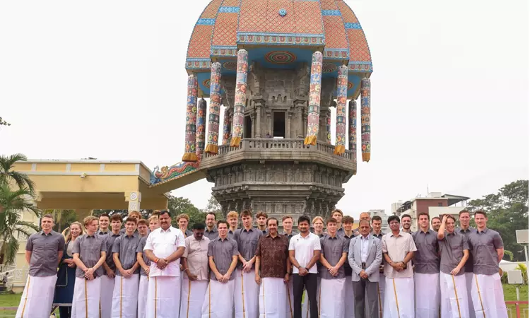 உதயநிதி ஸ்டாலினுடன் வள்ளுவர் கோட்டத்தை சுற்றி பார்த்த ஆக்கி வீரர்கள்
