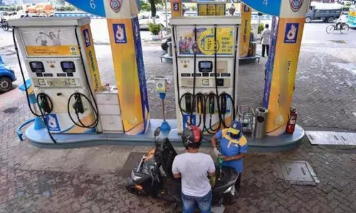 சென்னையில் இன்றைய பெட்ரோல், டீசல் விலை நிலவரம் சென்னையில் இன்றைய பெட்ரோல், டீசல் விலை நிலவரம்