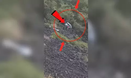 மராட்டியம்: பள்ளத்தாக்கில் கார் கவிழ்ந்து விபத்து - 6 பேர் பலி மராட்டியம்: பள்ளத்தாக்கில் கார் கவிழ்ந்து விபத்து - 6 பேர் பலி