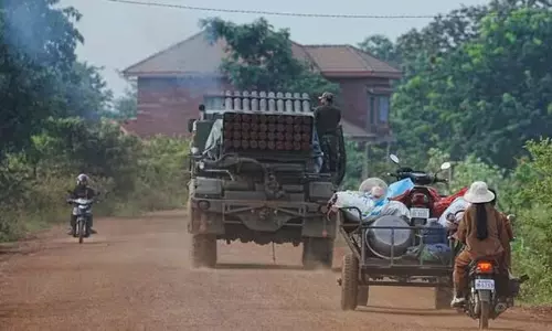 கம்போடியா மீது தாய்லாந்து தாக்குதல்; மீண்டும் போர் பதற்றம் கம்போடியா மீது தாய்லாந்து தாக்குதல்; மீண்டும் போர் பதற்றம்