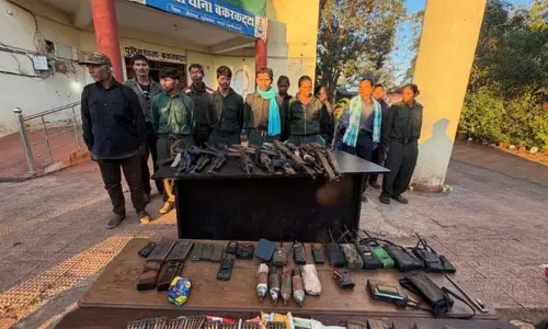 சத்தீஷ்கார்: 12 நக்சலைட்டுகள் போலீசில் சரண் சத்தீஷ்கார்: 12 நக்சலைட்டுகள் போலீசில் சரண்