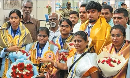 எங்களுக்கு வேற வழி தெரியல.. முதல் - அமைச்சர் சார்தான் உதவி பன்னணும்.. கேரம் சாம்பியன் கீர்த்தனாவின் தாயார் கோரிக்கை