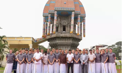 உதயநிதி ஸ்டாலினுடன் வள்ளுவர் கோட்டத்தை சுற்றி பார்த்த ஆக்கி வீரர்கள் உதயநிதி ஸ்டாலினுடன் வள்ளுவர் கோட்டத்தை சுற்றி பார்த்த ஆக்கி வீரர்கள்