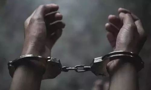 ரெயிலில் நூதன முறையில் கஞ்சா கடத்தல்: இளம்பெண் கைது ரெயிலில் நூதன முறையில் கஞ்சா கடத்தல்: இளம்பெண் கைது