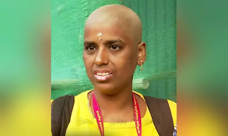 தவெக பொதுக்கூட்டம்: மொட்டையடித்த பெண் தொண்டர்..! தவெக பொதுக்கூட்டம்: மொட்டையடித்த பெண் தொண்டர்..!