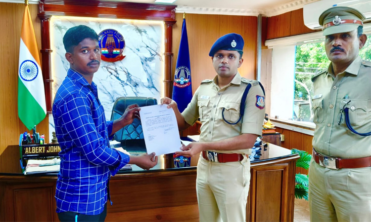 தூத்துக்குடியில் 13 ஊர்க்காவல் படை வீரர்களுக்கு பணி நியமன ஆணை: எஸ்.பி. ஆல்பர்ட் ஜான் வழங்கினார்