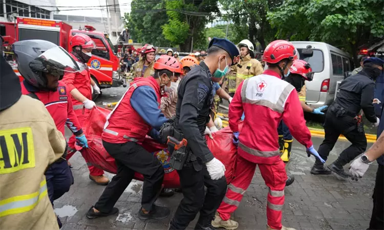 இந்தோனேஷியா: அலுவலக கட்டிடத்தில் தீ விபத்து;17 பேர் பலி இந்தோனேஷியா: அலுவலக கட்டிடத்தில் தீ விபத்து;17 பேர் பலி
