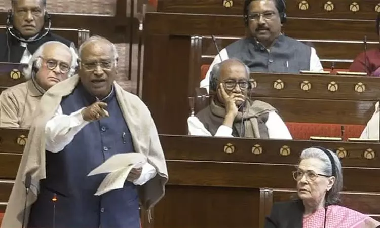 தேசப்பற்று என்ற சொல்லை கேட்டு பயந்தவர்கள் நீங்கள்...பாஜகவை கடுமையாக சாட்டிய மல்லிகார்ஜுன கார்கே தேசப்பற்று என்ற சொல்லை கேட்டு பயந்தவர்கள் நீங்கள்...பாஜகவை கடுமையாக சாட்டிய மல்லிகார்ஜுன கார்கே