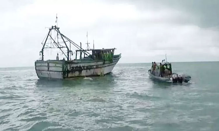 மயிலாடுதுறை மீனவர்கள் கடலுக்குச் செல்லத் தடை