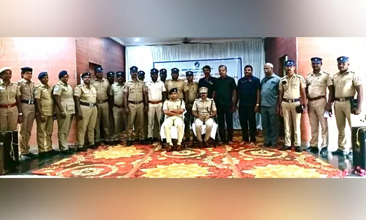 திருச்செந்தூர் திருவிழாக்களில் சிறப்பாக பணியாற்றிய போலீசாருக்கு எஸ்.பி. பாராட்டு திருச்செந்தூர் திருவிழாக்களில் சிறப்பாக பணியாற்றிய போலீசாருக்கு எஸ்.பி. பாராட்டு