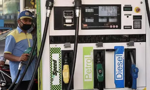 சென்னையில் இன்றைய பெட்ரோல், டீசல் விலை நிலவரம் சென்னையில் இன்றைய பெட்ரோல், டீசல் விலை நிலவரம்