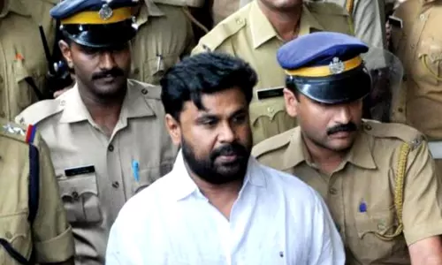 நடிகை பாலியல் வழக்கு.. தீர்ப்பை வாசிக்கும் போது திலீப் செய்த காரியம் நடிகை பாலியல் வழக்கு.. தீர்ப்பை வாசிக்கும் போது திலீப் செய்த காரியம்