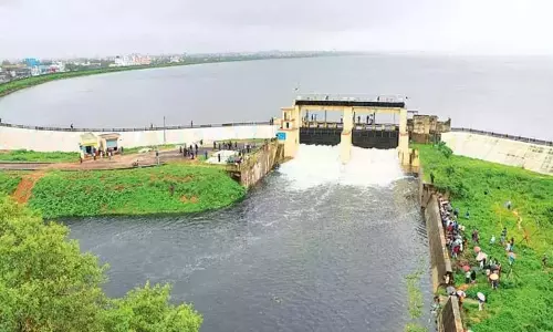 முழு கொள்ளளவை எட்டிய புழல் ஏரி...! முழு கொள்ளளவை எட்டிய புழல் ஏரி...!