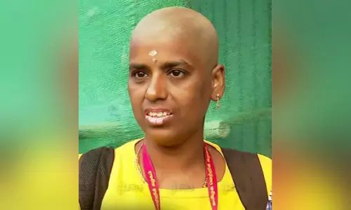 தவெக பொதுக்கூட்டம்: மொட்டையடித்த பெண் தொண்டர்..! தவெக பொதுக்கூட்டம்: மொட்டையடித்த பெண் தொண்டர்..!