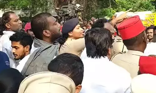 கூட்ட நெரிசல் ஏற்பட்டால் யார் பொறுப்பு? தவெக ஆனந்தை எச்சரித்த புதுச்சேரி பெண் எஸ்.பி. கூட்ட நெரிசல் ஏற்பட்டால் யார் பொறுப்பு? தவெக ஆனந்தை எச்சரித்த புதுச்சேரி பெண் எஸ்.பி.