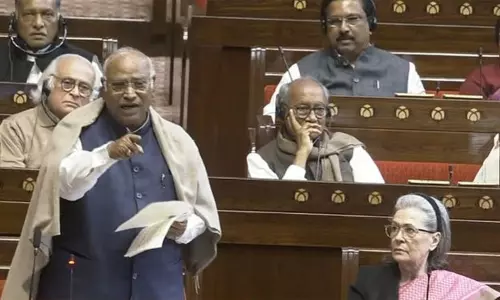 தேசப்பற்று என்ற சொல்லை கேட்டு பயந்தவர்கள் நீங்கள்...பாஜகவை கடுமையாக சாட்டிய மல்லிகார்ஜுன கார்கே தேசப்பற்று என்ற சொல்லை கேட்டு பயந்தவர்கள் நீங்கள்...பாஜகவை கடுமையாக சாட்டிய மல்லிகார்ஜுன கார்கே