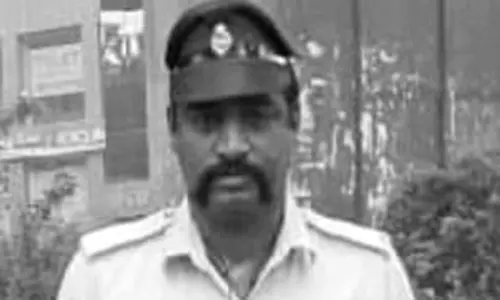 மதுபோதையில் வாலிபர் ஓட்டிய கார்.. பிடிக்க சென்ற போலீஸ்காரருக்கு நேர்ந்த விபரீதம் மதுபோதையில் வாலிபர் ஓட்டிய கார்.. பிடிக்க சென்ற போலீஸ்காரருக்கு நேர்ந்த விபரீதம்