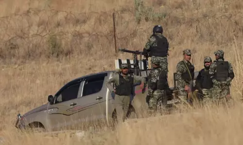 பாகிஸ்தானில் ராணுவ வீரர்கள் மீது துப்பாக்கி சூடு: 6 வீரர்கள் பலி பாகிஸ்தானில் ராணுவ வீரர்கள் மீது துப்பாக்கி சூடு: 6 வீரர்கள் பலி