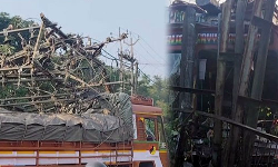 டிரான்ஸ்பார்மரில் மோதி நின்ற லாரி டிரான்ஸ்பார்மரில் மோதி நின்ற லாரி