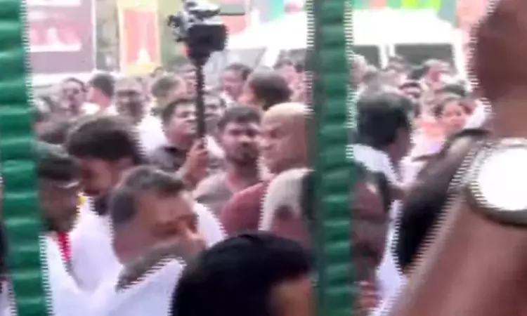 அதிமுக பொதுக்குழு கூட்ட வாயிலில் தள்ளுமுள்ளு;  ஏராளமானோர் ஒரே நேரத்தில் நுழைந்ததால் பரபரப்பு