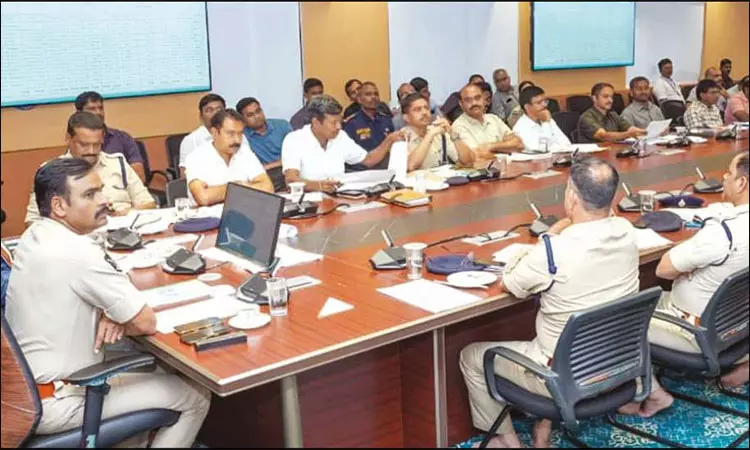 திருப்பதியில் வைகுண்ட ஏகாதசி சிறப்பு தரிசன ஏற்பாடுகள்.. உயர் அதிகாரிகள் ஆலோசனை கூட்டம் திருப்பதியில் வைகுண்ட ஏகாதசி சிறப்பு தரிசன ஏற்பாடுகள்.. உயர் அதிகாரிகள் ஆலோசனை கூட்டம்