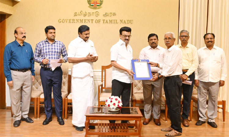ஓய்வு பெற்ற 42 பத்திரிகையாளர்களுக்கு மாதம் ரூ.12,000 ஓய்வூதியத்திற்கான ஆணை - மு.க.ஸ்டாலின் வழங்கினார்