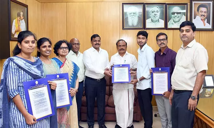 4 இளநிலை வேலைவாய்ப்பு அலுவலர்களுக்கு பணிநியமன ஆணைகள் - அமைச்சர் சி.வி.கணேசன் வழங்கினார் 4 இளநிலை வேலைவாய்ப்பு அலுவலர்களுக்கு பணிநியமன ஆணைகள் - அமைச்சர் சி.வி.கணேசன் வழங்கினார்