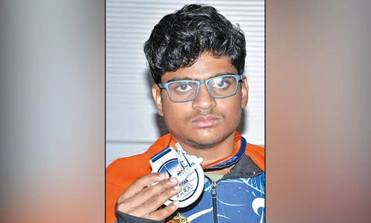 கடல் நீச்சலில் பதக்கம் வென்ற சென்னை வீரர் கடல் நீச்சலில் பதக்கம் வென்ற சென்னை வீரர்