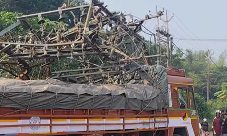 கட்டுப்பாட்டை இழந்த லாரி 10-க்கும் மேற்பட்ட வாகனங்கள் மீது மோதி விபத்து - கேரளாவில் பரபரப்பு